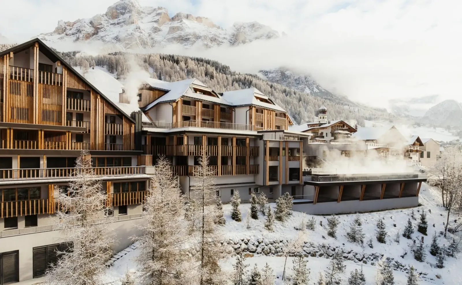 Aman Rosa Alpina sotto la neve, con le Dolomiti dell'Alta Badia alle spalle
