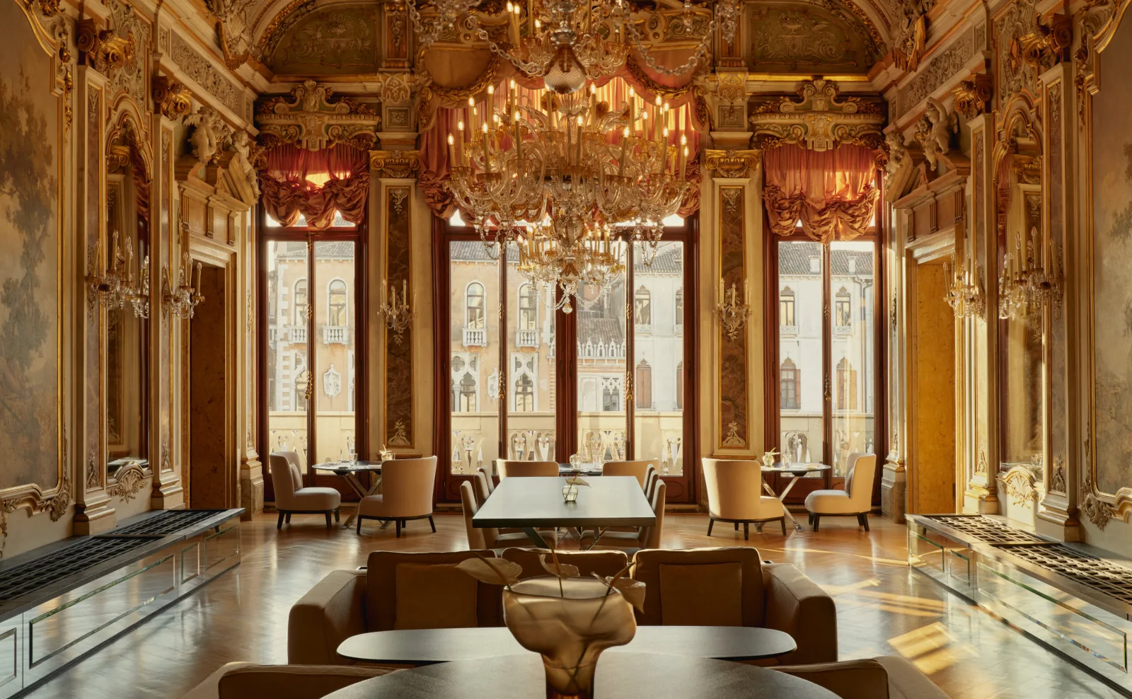 Il salone da ballo di Palazzo Papadopoli, sede di Aman Venice