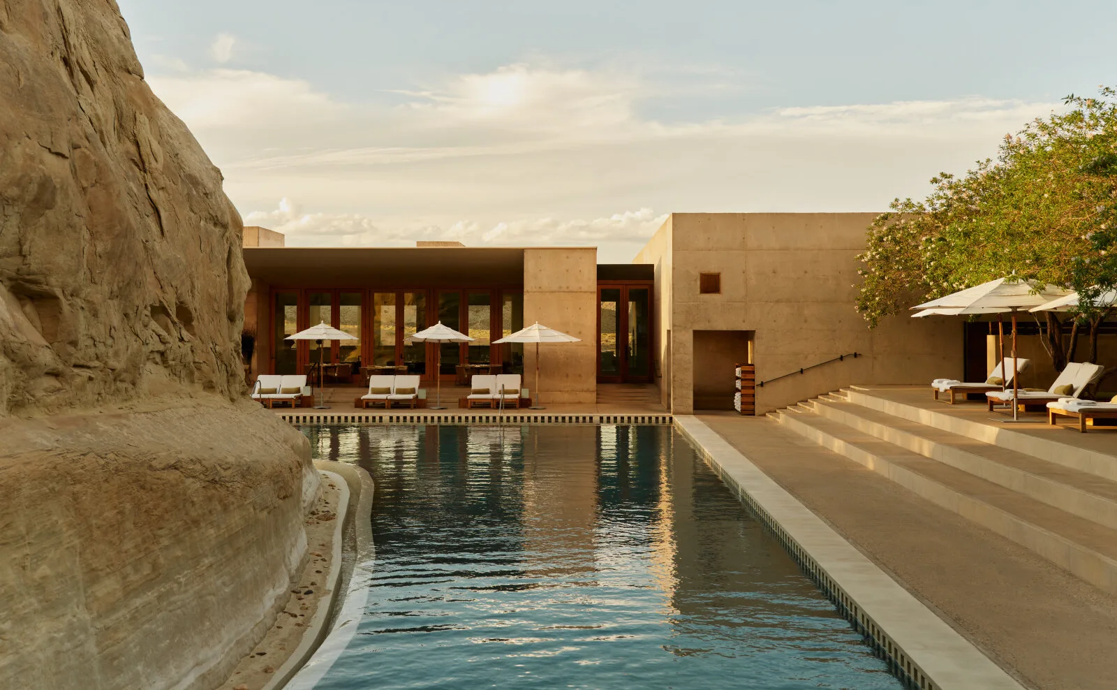 La piscina principale di Amangiri tra le rocce