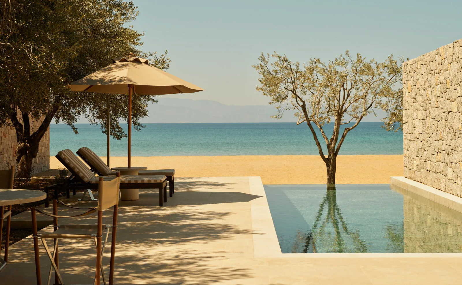 Una piscina affacciata sul mare ad Amanzoe, Porto Heli