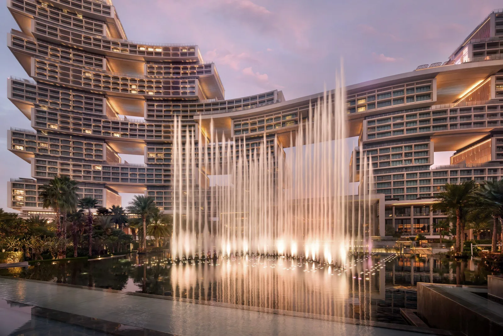Atlantis The Royal al tramonto, con le fontane davanti all'edificio