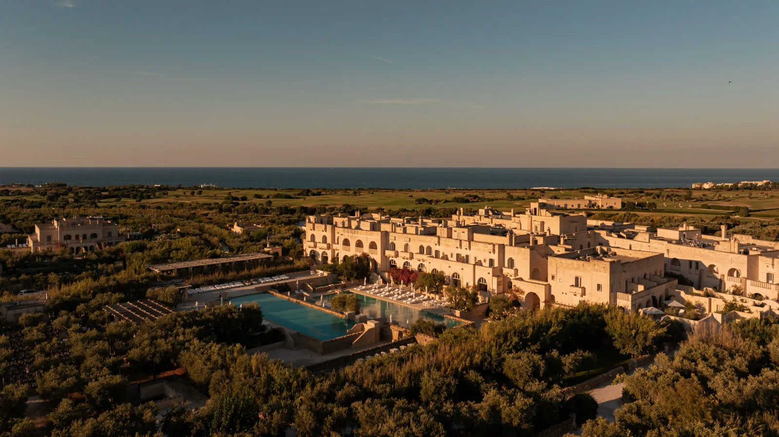 Borgo Egnazia al tramonto, con la piscina e il borgo verso l'Adriatico