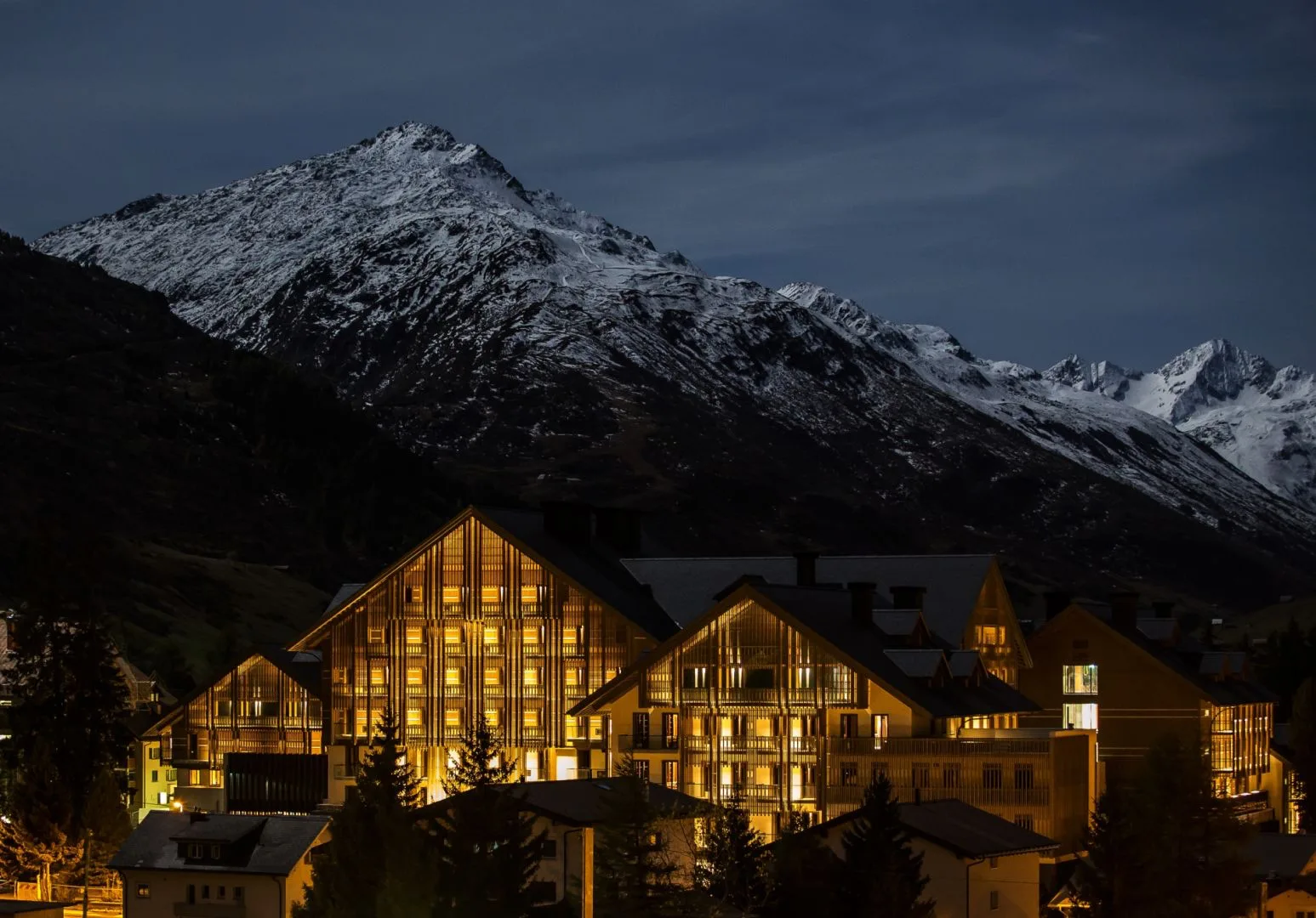 The Chedi Andermatt di sera, con le montagne attorno al paese