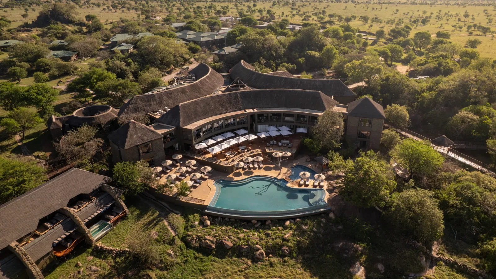 Il Four Seasons Safari Lodge Serengeti visto dall'alto, con la piscina