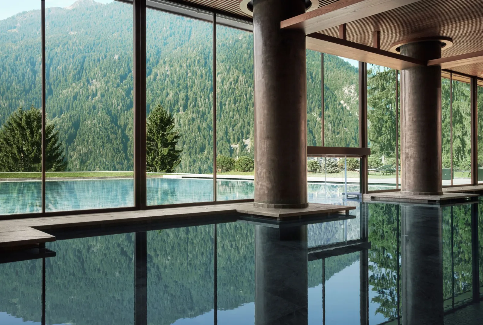 La piscina interna della Lefay SPA Dolomiti, con le vetrate sul bosco della Val Rendena
