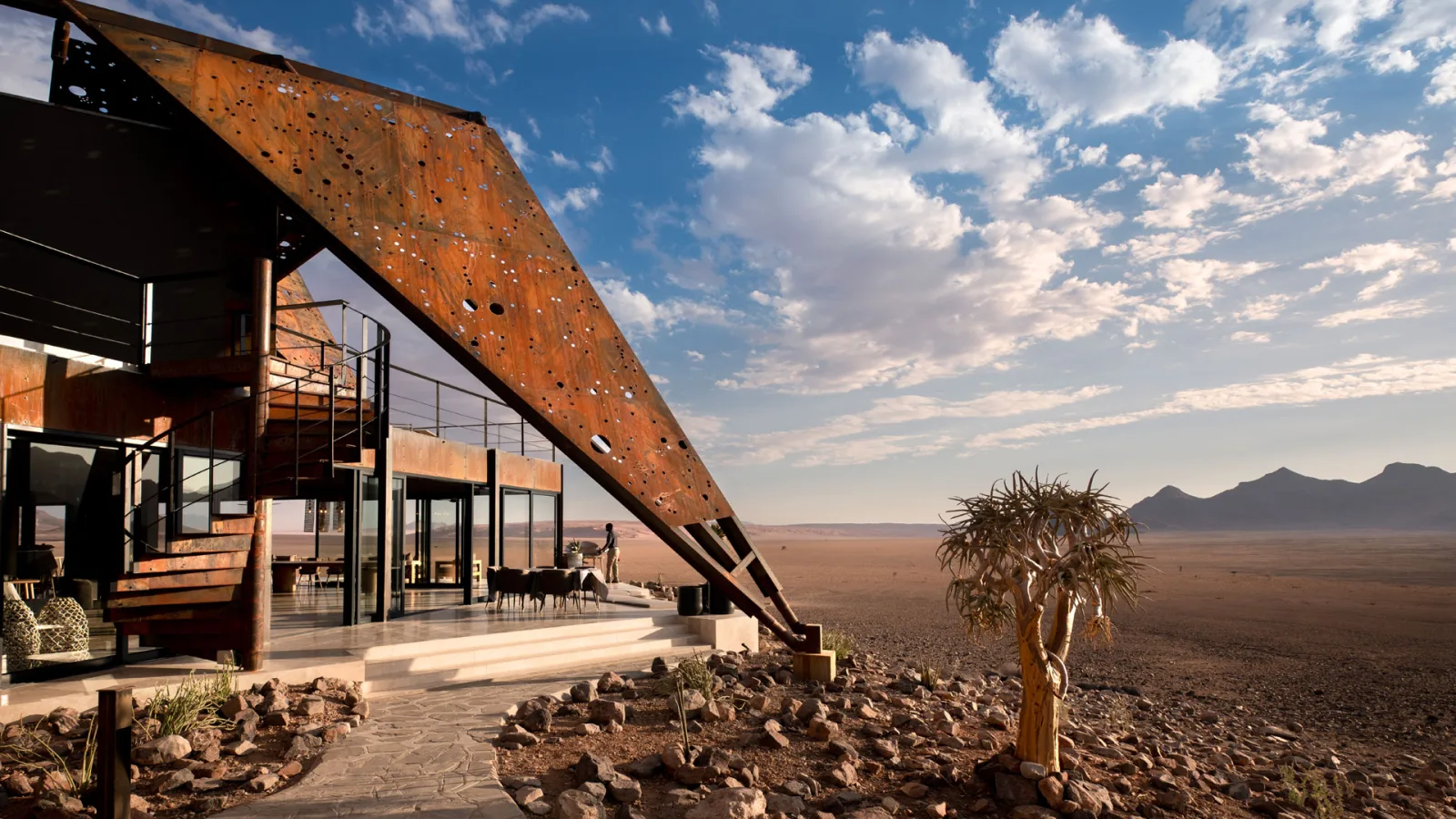Il lodge principale di &Beyond Sossusvlei, con il tetto in acciaio corten e il deserto del Namib