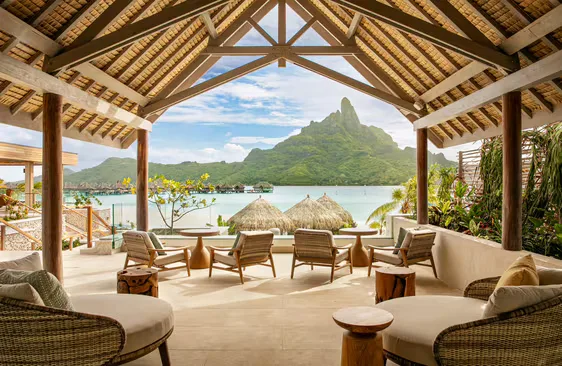 Una terrazza del Westin Bora Bora con la vista sul monte Otemanu